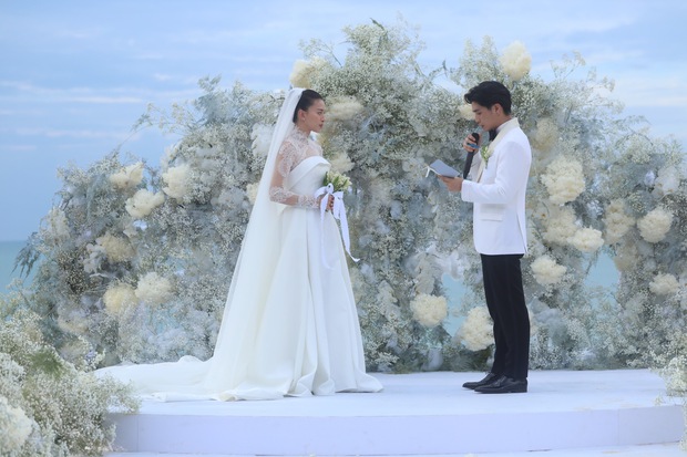 Today's hottest moment: Ngo Thanh Van and Huy Tran burst into tears and exchanged sweet kisses, the bride was ready to be a mother - Photo 7.
