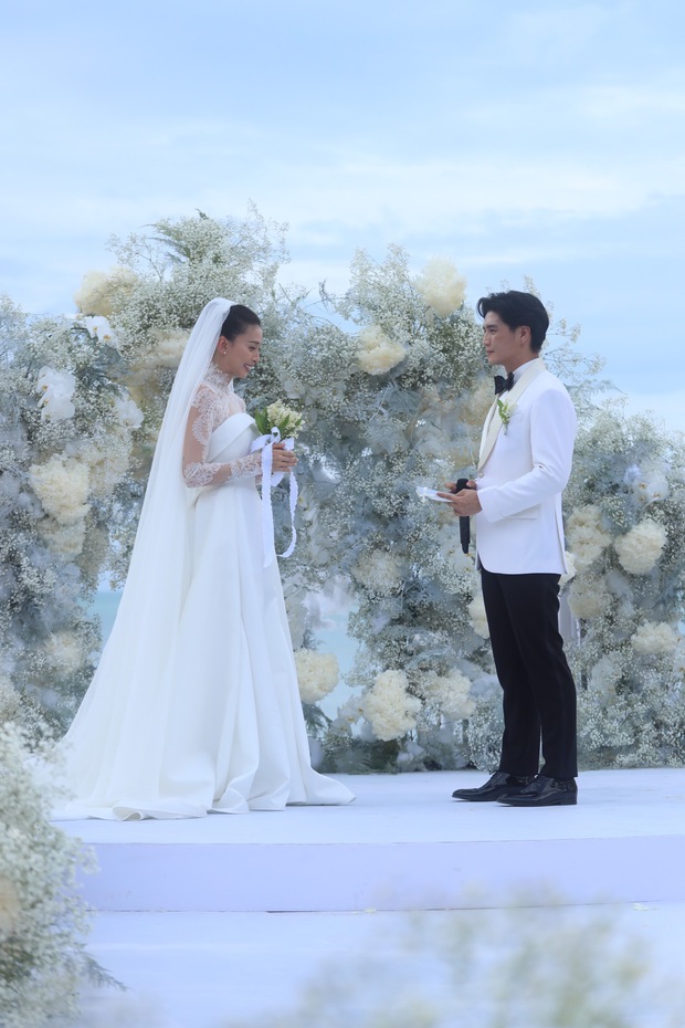 Today's hottest moment: Ngo Thanh Van and Huy Tran burst into tears and exchanged sweet kisses, the bride was ready to be a mother - Photo 2.