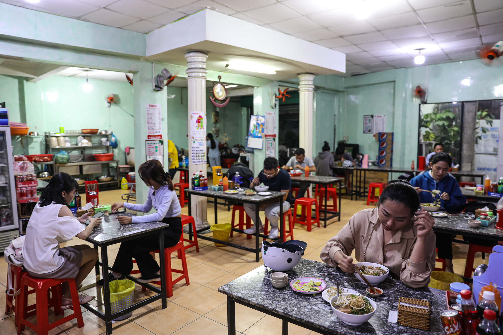 Quán ăn đường Trần Phú 2 Từ tuổi thơ bán vé số, nay thành bà chủ của 22 quán bún bò 'ngàn bát' ở TP. HCM