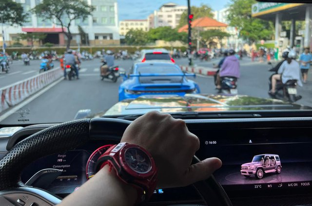 Minh Nhựa rủ bạn thân Nguyễn Quốc Cường đi cafe tư vấn, úp mở chuyện sắp mua thêm xe mới - Ảnh 3.