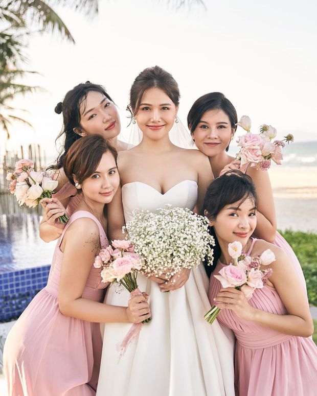 3 đám cưới trên biển siêu hot: Vợ chồng Đông Nhi gây choáng với dàn khách mời khủng, phu nhân hào môn và TGĐ tập đoàn nghìn tỷ có yêu cầu đặc biệt! - Ảnh 35. 3 đám cưới trên biển siêu hot: Vợ chồng Đông Nhi gây choáng với dàn khách mời khủng, phu nhân hào môn và TGĐ tập đoàn nghìn tỷ có yêu cầu đặc biệt! - Ảnh 35.