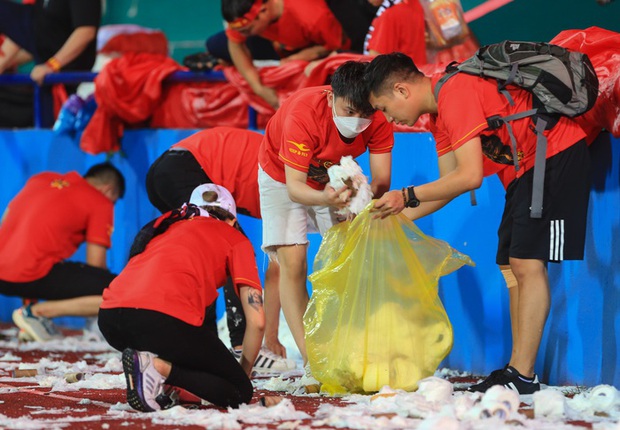  Dọn cả sáng chưa sạch, nhân viên lao công sân Việt Trì xin CĐV dừng ném giấy vệ sinh - Ảnh 6.