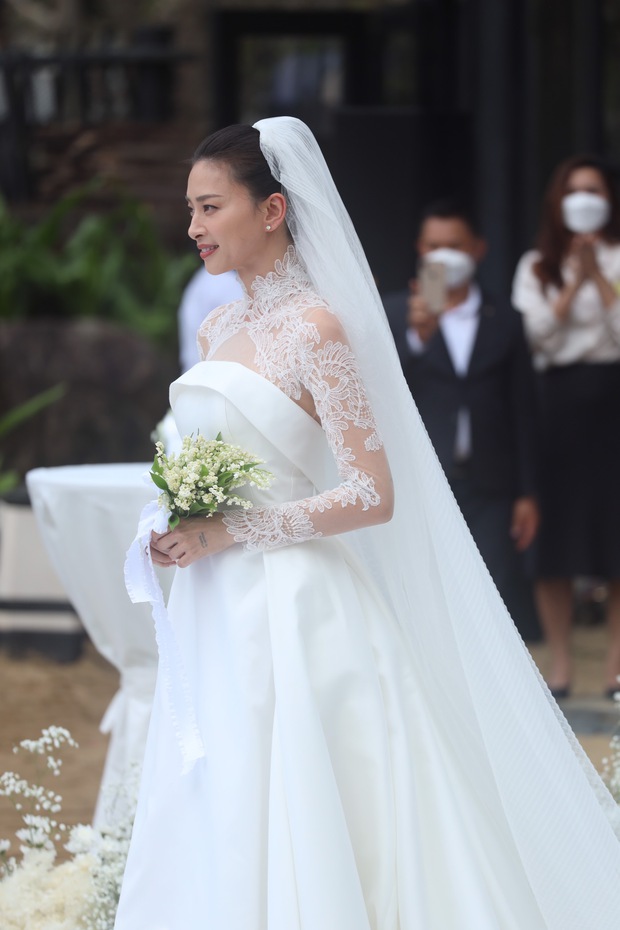 3 đám cưới trên biển siêu hot: Vợ chồng Đông Nhi gây choáng với dàn khách mời khủng, phu nhân hào môn và TGĐ tập đoàn nghìn tỷ có yêu cầu đặc biệt! - Ảnh 9. 3 đám cưới trên biển siêu hot: Vợ chồng Đông Nhi gây choáng với dàn khách mời khủng, phu nhân hào môn và TGĐ tập đoàn nghìn tỷ có yêu cầu đặc biệt! - Ảnh 9.