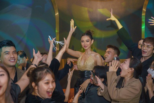 Clip Thùy Tiên song ca cùng Hoa hậu Hòa bình Thái Lan gây ‘bão’ mạng - Ảnh 2.