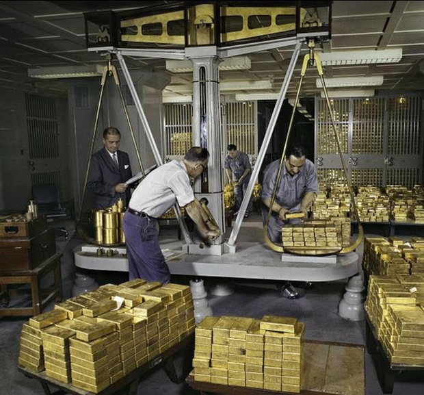 Kho vàng lớn nhất thế giới chứa 6.000 tấn nằm dưới lòng thành phố New York: Du khách tham quan nhưng không được phép chụp ảnh, ghi chép - Ảnh 2.