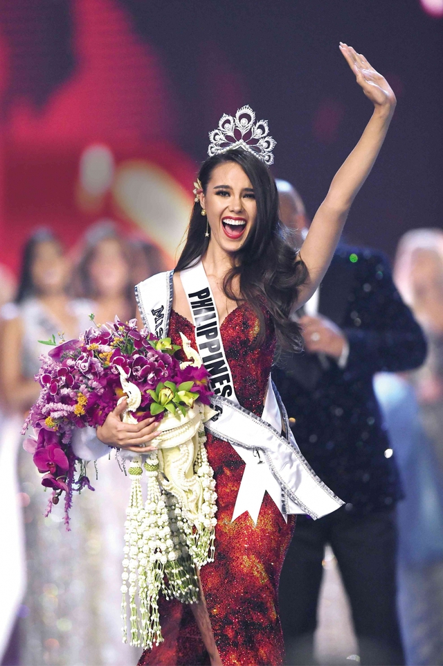  Mỹ nhân ngồi ghế nóng Chung kết HHHV Việt Nam - Catriona Gray: Sở hữu 2 vương miện danh giá, nhan sắc lẫn trí tuệ đều xuất sắc  - Ảnh 1.