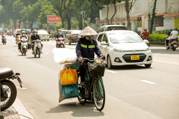Chùm ảnh: Người dân Sài Gòn vật vã dưới nắng nóng gay gắt - Ảnh 11.