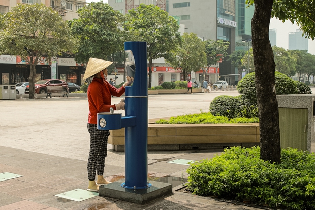 Chùm ảnh: Người dân Sài Gòn vật vã dưới nắng nóng gay gắt - Ảnh 21.