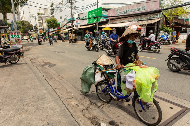 Chùm ảnh: Người dân Sài Gòn vật vã dưới nắng nóng gay gắt - Ảnh 9.