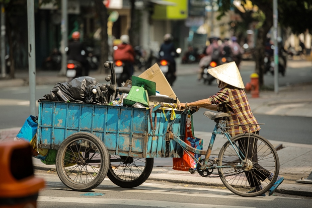 Chùm ảnh: Người dân Sài Gòn vật vã dưới nắng nóng gay gắt - Ảnh 10.