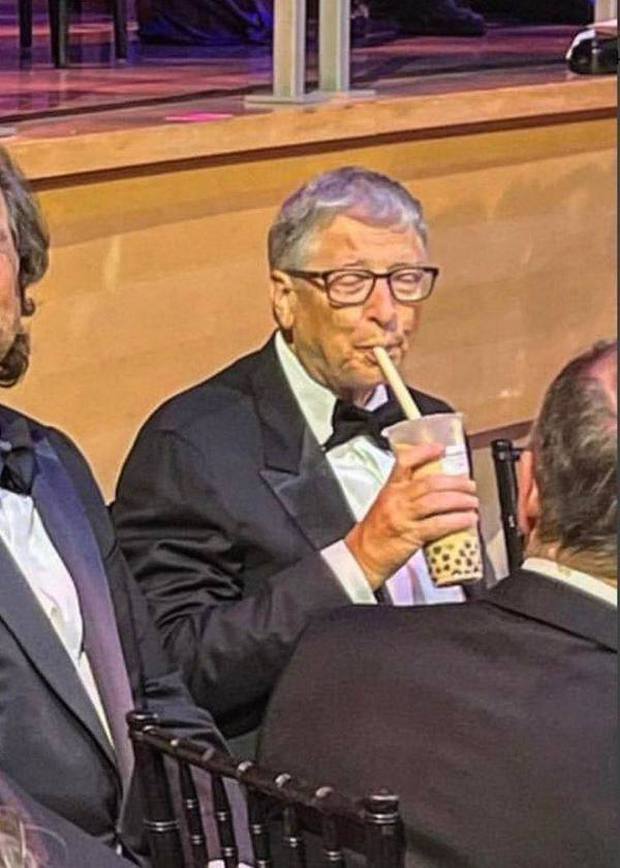 Rầm rộ khoảnh khắc tài tử Shang-Chi mời Bill Gates trà sữa trân châu và phản ứng đặc biệt của nam tỷ phú ở lễ trao giải - Ảnh 2.