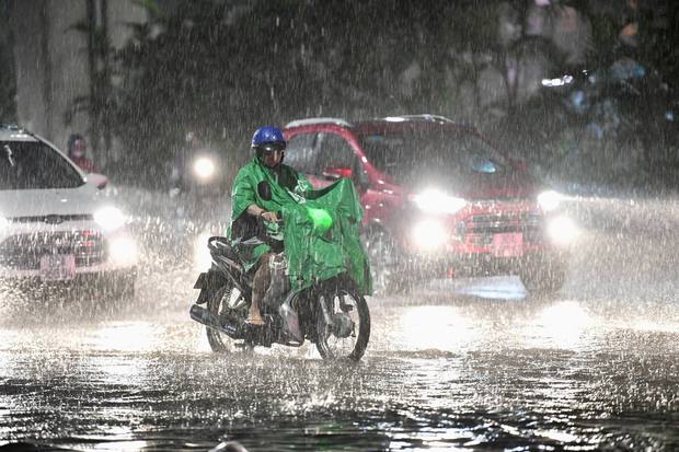  Nhiều tuyến phố ở Hà Nội ngập sâu, nước tràn vào nhà dân sau cơn mưa lớn kéo dài - Ảnh 2.