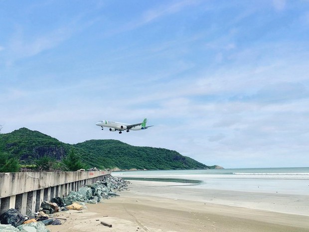 Chiêm ngưỡng bãi biển hoang sơ nằm trong top đẹp nhất thế giới với view máy bay ngay trước mắt, tuổi trẻ nhất định phải check-in một lần - Ảnh 2.