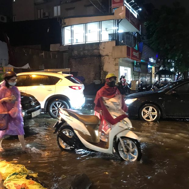  Nhiều tuyến phố ở Hà Nội ngập sâu, nước tràn vào nhà dân sau cơn mưa lớn kéo dài - Ảnh 15.