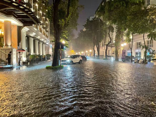  Nhiều tuyến phố ở Hà Nội ngập sâu, nước tràn vào nhà dân sau cơn mưa lớn kéo dài - Ảnh 19.