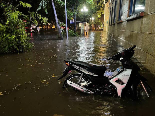  Nhiều tuyến phố ở Hà Nội ngập sâu, nước tràn vào nhà dân sau cơn mưa lớn kéo dài - Ảnh 20.