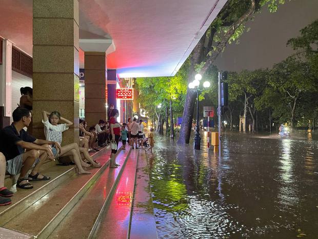  Nhiều tuyến phố ở Hà Nội ngập sâu, nước tràn vào nhà dân sau cơn mưa lớn kéo dài - Ảnh 21.