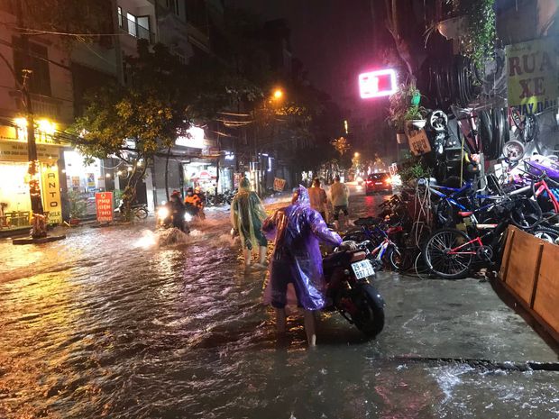  Nhiều tuyến phố ở Hà Nội ngập sâu, nước tràn vào nhà dân sau cơn mưa lớn kéo dài - Ảnh 22.