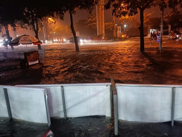 Nhiều tuyến phố ở Hà Nội ngập sâu, nước tràn vào nhà dân sau cơn mưa lớn kéo dài - Ảnh 26.