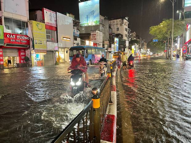  Nhiều tuyến phố ở Hà Nội ngập sâu, nước tràn vào nhà dân sau cơn mưa lớn kéo dài - Ảnh 30.