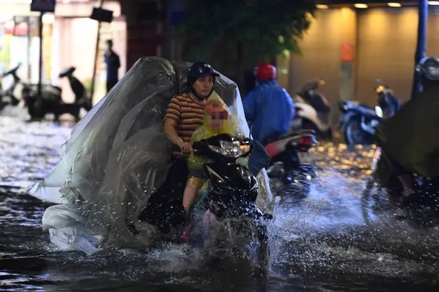  Nhiều tuyến phố ở Hà Nội ngập sâu, nước tràn vào nhà dân sau cơn mưa lớn kéo dài - Ảnh 31.
