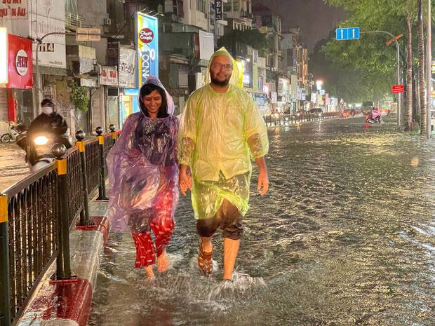  Nhiều tuyến phố ở Hà Nội ngập sâu, nước tràn vào nhà dân sau cơn mưa lớn kéo dài - Ảnh 32.