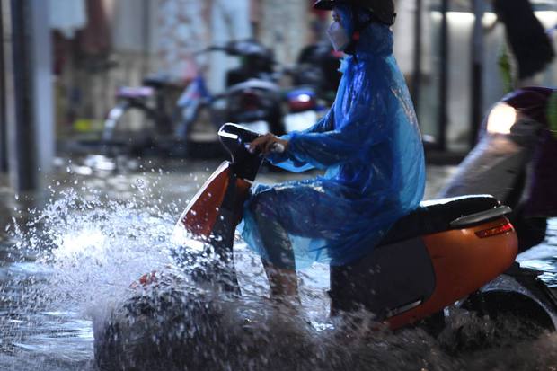  Nhiều tuyến phố ở Hà Nội ngập sâu, nước tràn vào nhà dân sau cơn mưa lớn kéo dài - Ảnh 33.
