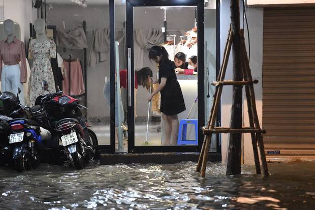  Nhiều tuyến phố ở Hà Nội ngập sâu, nước tràn vào nhà dân sau cơn mưa lớn kéo dài - Ảnh 36.