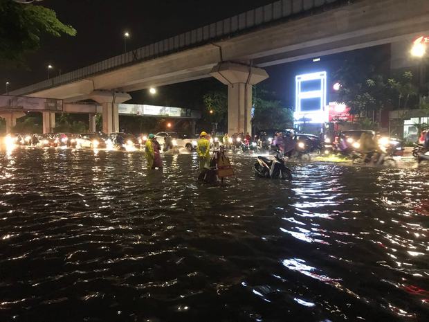 Nhiều tuyến phố ở Hà Nội ngập sâu, nước tràn vào nhà dân sau cơn mưa lớn kéo dài - Ảnh 37.