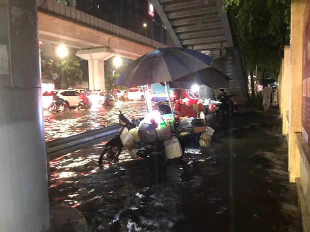  Nhiều tuyến phố ở Hà Nội ngập sâu, nước tràn vào nhà dân sau cơn mưa lớn kéo dài - Ảnh 9.