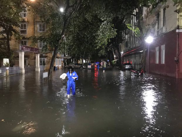 Nhiều tuyến phố ở Hà Nội ngập sâu, nước tràn vào nhà dân sau cơn mưa lớn kéo dài - Ảnh 10.
