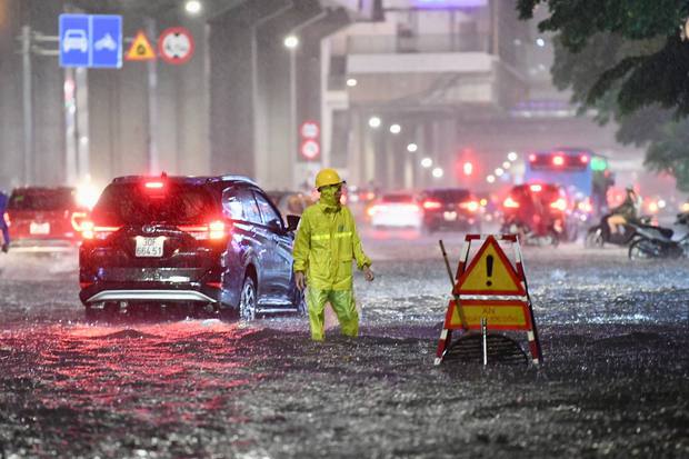  Nhiều tuyến phố ở Hà Nội ngập sâu, nước tràn vào nhà dân sau cơn mưa lớn kéo dài - Ảnh 11.