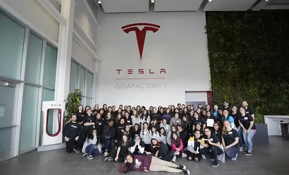 Tesla đột ngột đuổi việc một giám đốc sau email Elon Musk tuyên bố muốn sa thải 10% nhân sự - Ảnh 2.