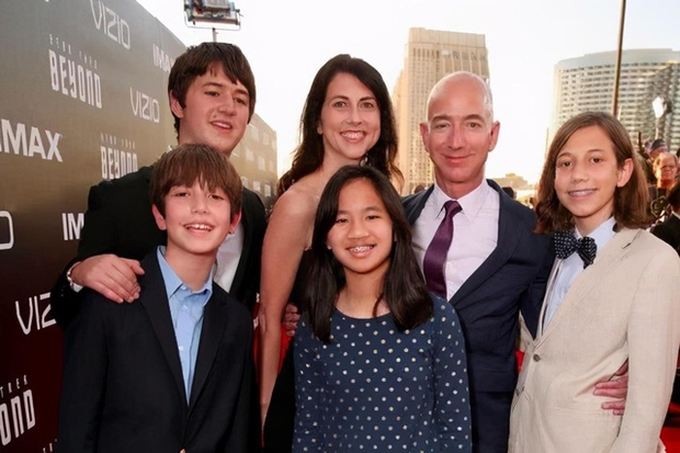  Con gái duy nhất của tỷ phú Jeff Bezos: Được nhận nuôi từ nhỏ, phải tiêu hết 1,1 tỷ đồng/tuần, tương lai thừa hưởng khối tài sản hàng trăm tỷ USD của cha - Ảnh 2.