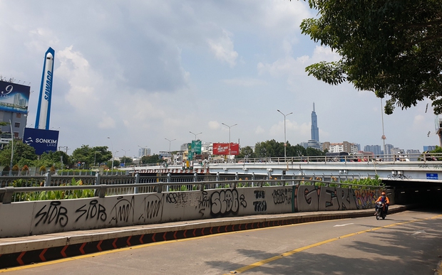 Từ vụ tàu Metro số 1 bị vẽ bậy, nhìn lại đường phố TP.HCM cũng đang bị bôi bẩn xấu xí - Ảnh 2.