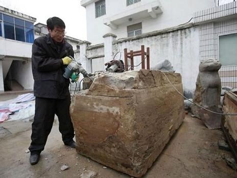 Đang đào đường, nhóm công nhân phát hiện báu vật hoàn hảo tuổi đời hơn 700 năm - Ảnh 1.
