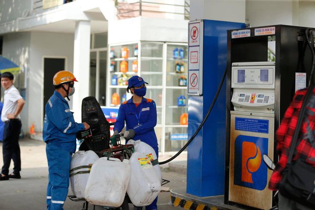 Nóng việc mua xăng từ Malaysia, dự trữ xăng dầu của doanh nghiệp: Bộ Công Thương nói gì? - Ảnh 1.