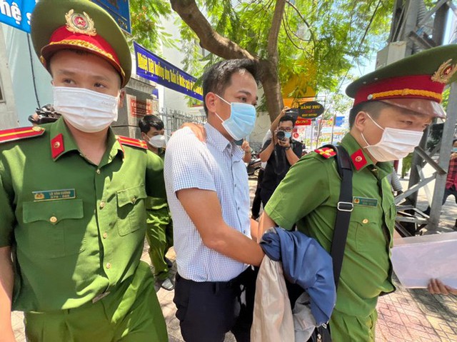 Khởi tố Giám đốc CDC Khánh Hoà và hai người liên quan việc mua kit test Việt Á - Ảnh 1.