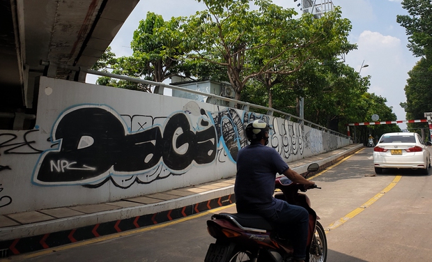 Từ vụ tàu Metro số 1 bị vẽ bậy, nhìn lại đường phố TP.HCM cũng đang bị bôi bẩn xấu xí - Ảnh 16.