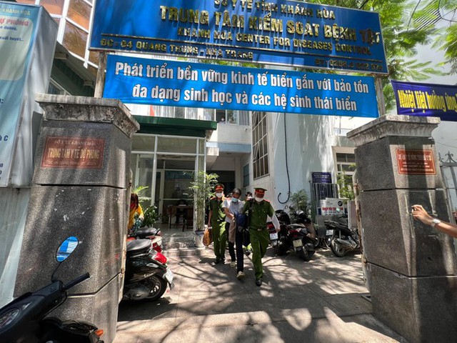 Khởi tố Giám đốc CDC Khánh Hoà và hai người liên quan việc mua kit test Việt Á - Ảnh 2.