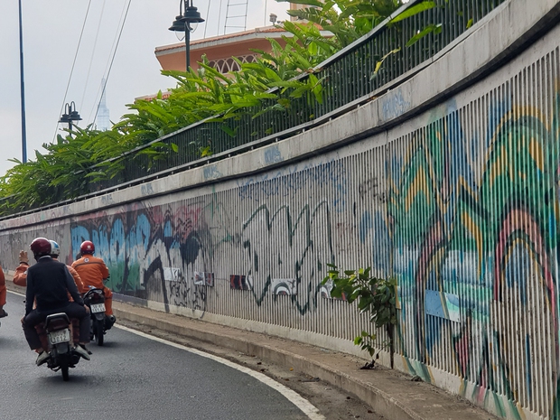 Từ vụ tàu Metro số 1 bị vẽ bậy, nhìn lại đường phố TP.HCM cũng đang bị bôi bẩn xấu xí - Ảnh 5.