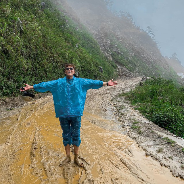  Chủ quan không xem thời tiết, chàng blogger săn mây Tà Xùa trong cảnh “chân lấm tay bùn”  - Ảnh 6.