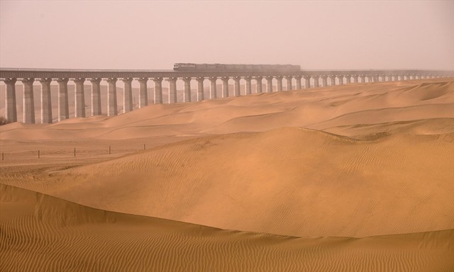  Đường sắt sa mạc: Trung Quốc chống lại sự tàn phá của hàng tỉ hạt cát bằng vũ khí bí mật  - Ảnh 1.