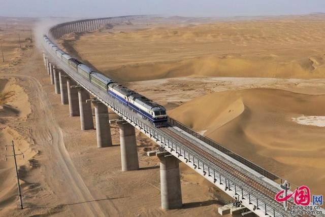  Đường sắt sa mạc: Trung Quốc chống lại sự tàn phá của hàng tỉ hạt cát bằng vũ khí bí mật  - Ảnh 2.