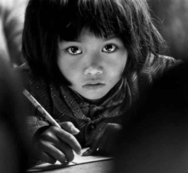 Cô bé nghèo miền núi với đôi mắt lấp lánh từng lay động trái tim người Trung Quốc: Một bức ảnh vô tình thay đổi cả cuộc đời - Ảnh 1.