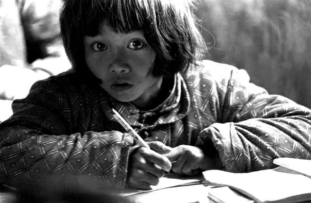 A poor girl in the mountains with sparkling eyes once touched the hearts of Chinese people: A photo that accidentally changed her life - Photo 2.