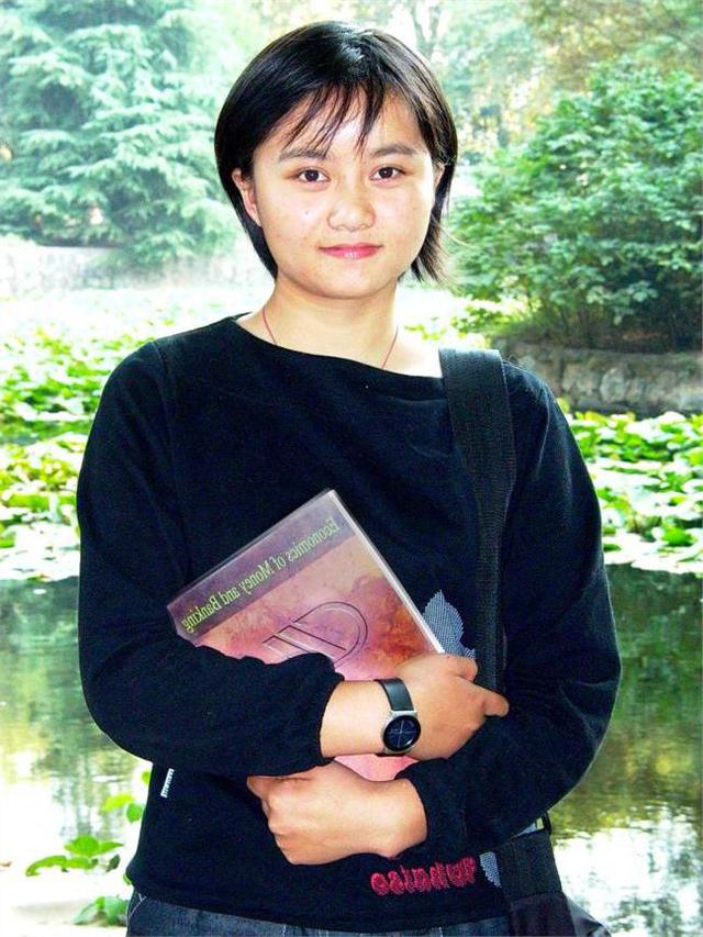 A poor girl in the mountains with sparkling eyes once touched the hearts of Chinese people: A photo that accidentally changed her life - Photo 3.