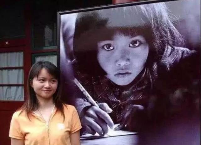 A poor girl in the mountains with sparkling eyes once touched the hearts of Chinese people: A photo that accidentally changed her life - Photo 4.