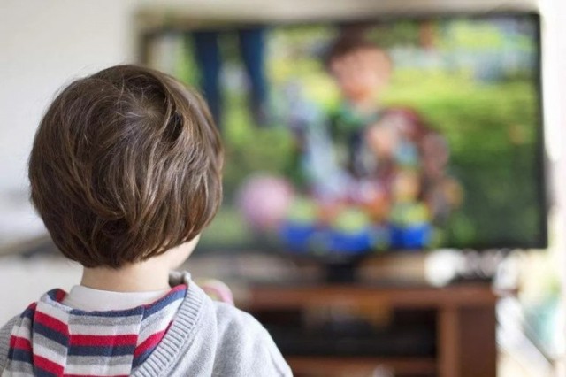  Tiến sĩ y khoa chỉ rõ sự khác nhau về mức độ tập trung của trẻ xem và không xem TV, ảnh hưởng nghiêm trọng đến điểm số khi đến trường  - Ảnh 1.