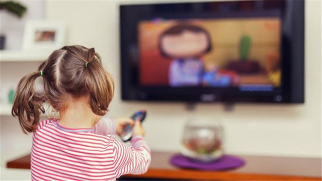  Tiến sĩ y khoa chỉ rõ sự khác nhau về mức độ tập trung của trẻ xem và không xem TV, ảnh hưởng nghiêm trọng đến điểm số khi đến trường  - Ảnh 2.
